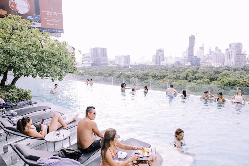So fiesta en la piscina en So Bangkok So fiesta en la piscina en So Bangkok