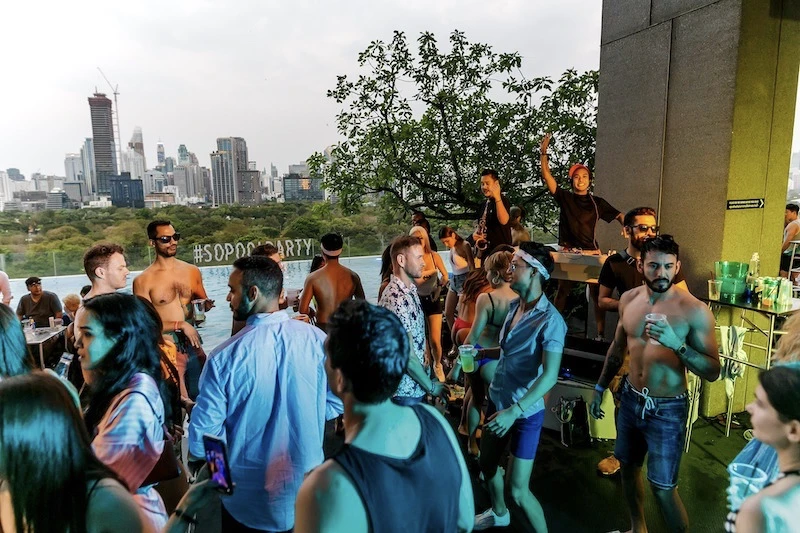 So fiesta en la piscina en So Bangkok So fiesta en la piscina en So Bangkok