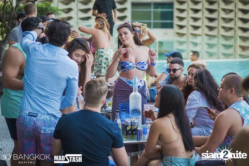 So fiesta en la piscina en So Bangkok So fiesta en la piscina en So Bangkok