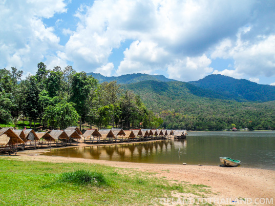 Reúnase como un local en el lago Huay Tung Tao en Chiang Mai Reúnase como un local en el lago Huay Tung Tao en Chiang Mai