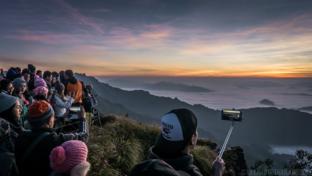 Phu Chi Fah: Capturando el amanecer en un mar de niebla