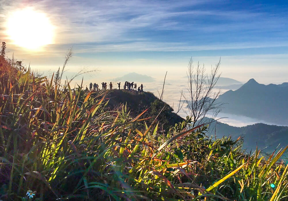 Phu Chi Fah: Capturando el amanecer en un mar de niebla