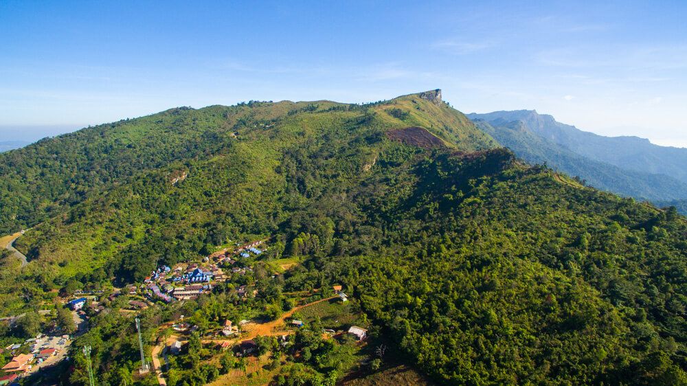 Phu Chi Fah: Capturando el amanecer en un mar de niebla
