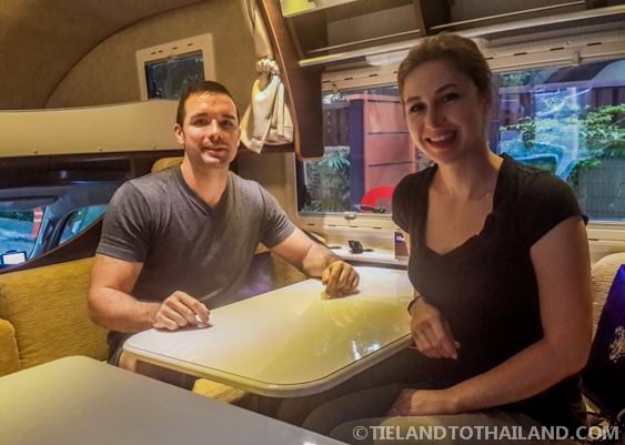 Explora el campo tailandés con la autocaravana tailandesa