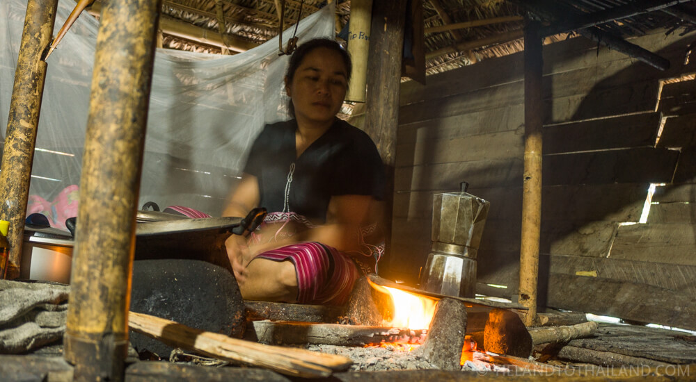 Experimente un auténtico recorrido por la tribu de las colinas de Chiang Mai y alojamiento en familia.