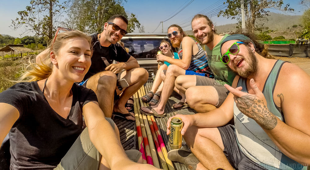 Cerveza, amigos y rafting en bambú en Chiang Mai