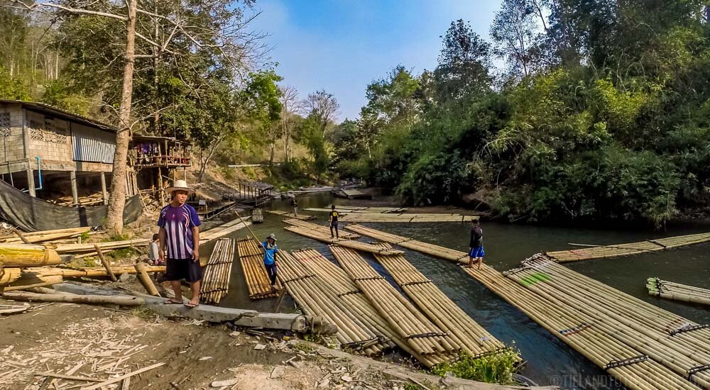 Cerveza, amigos y rafting en bambú en Chiang Mai