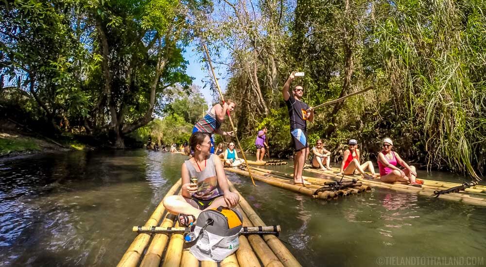 Cerveza, amigos y rafting en bambú en Chiang Mai