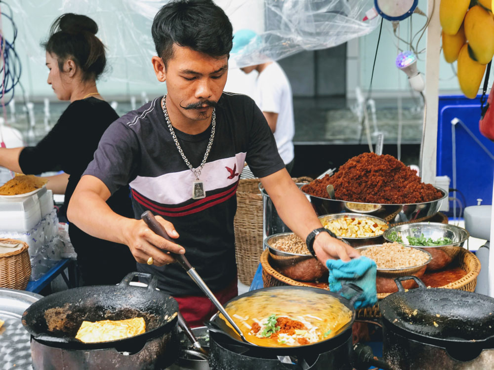 25 deliciosos bocadillos callejeros tailandeses: guía para comer con los dedos