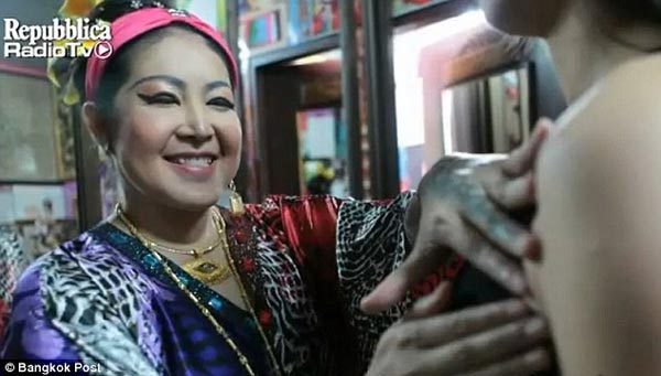 Bofetadas tailandesas: ¡ábrete camino hacia un busto más grande! Bofetadas tailandesas: ¡ábrete camino hacia un busto más grande!