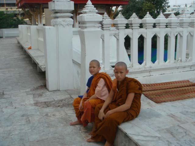 Una visita al Wat Thammongkol en Bangkok (Un auténtico mechón de pelo de Buda)