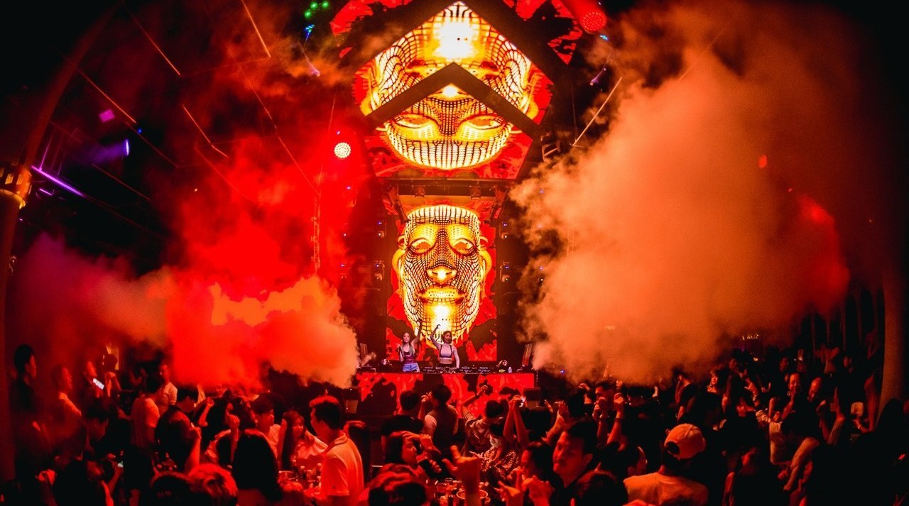 Vida nocturna en Ekkamai: ¿Dónde comer, beber y salir de fiesta?