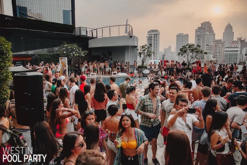 Fiesta en la piscina de Westin en Westin Grande Sukhumvit Fiesta en la piscina de Westin en Westin Grande Sukhumvit