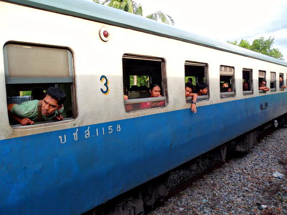 De Hua Hin a Bangkok en tren de tercera clase