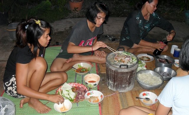Las chicas de los bares tailandeses alimentan la vida nocturna en Tailandia Las chicas de los bares tailandeses alimentan la vida nocturna en Tailandia