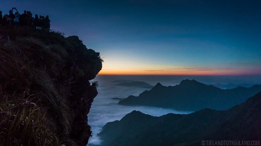Phu Chi Fah: Capturando el amanecer en un mar de niebla