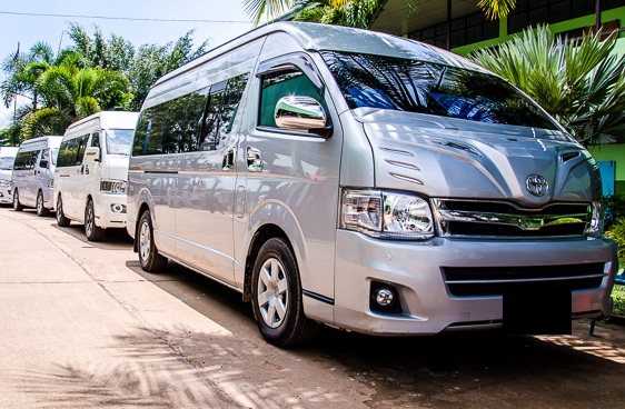 Salvar a una mujer de ser atropellada por una minivan Salvar a una mujer de ser atropellada por una minivan