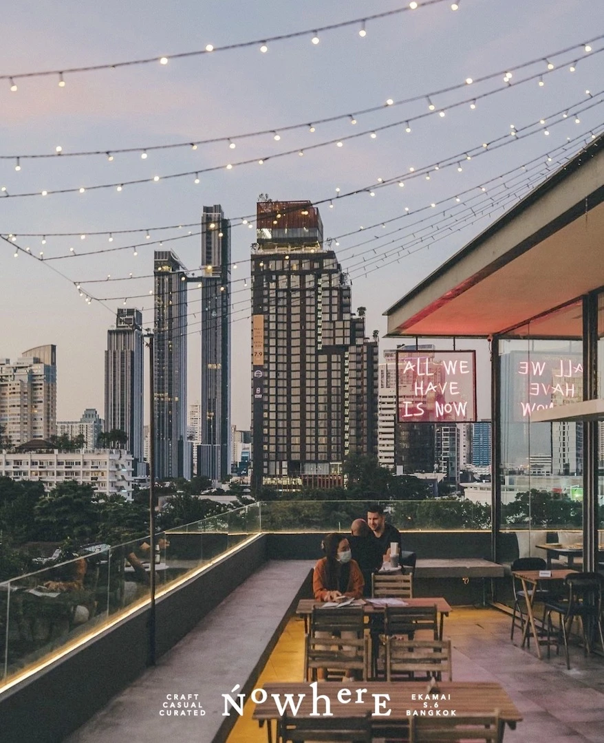 Vida nocturna en Ekkamai: ¿Dónde comer, beber y salir de fiesta?