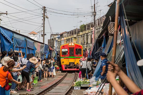 Visita al mercado ferroviario de Maeklong (que pone en peligro la vida)