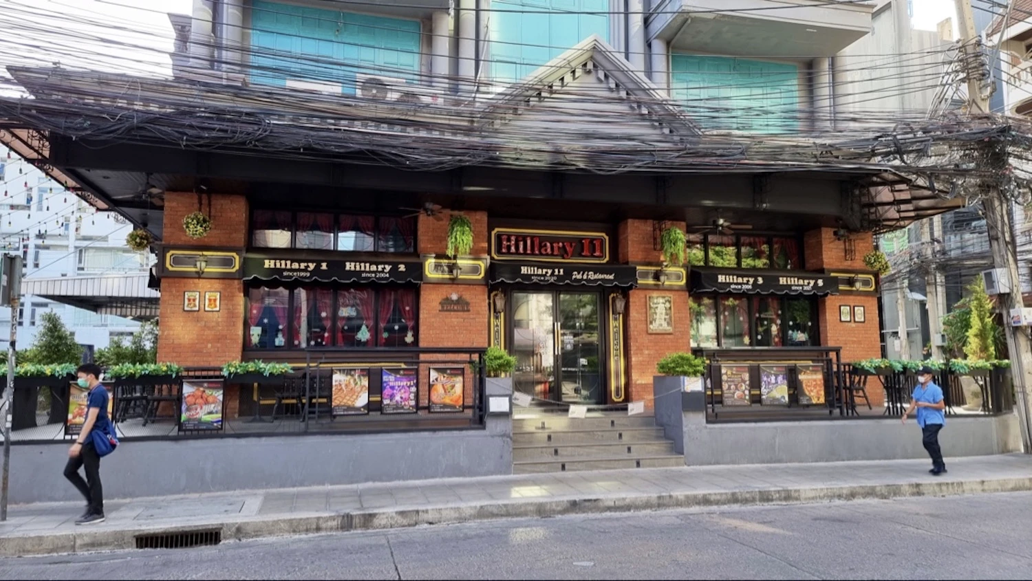 Hillary 11: Música en vivo y chicas amigables en Soi 11