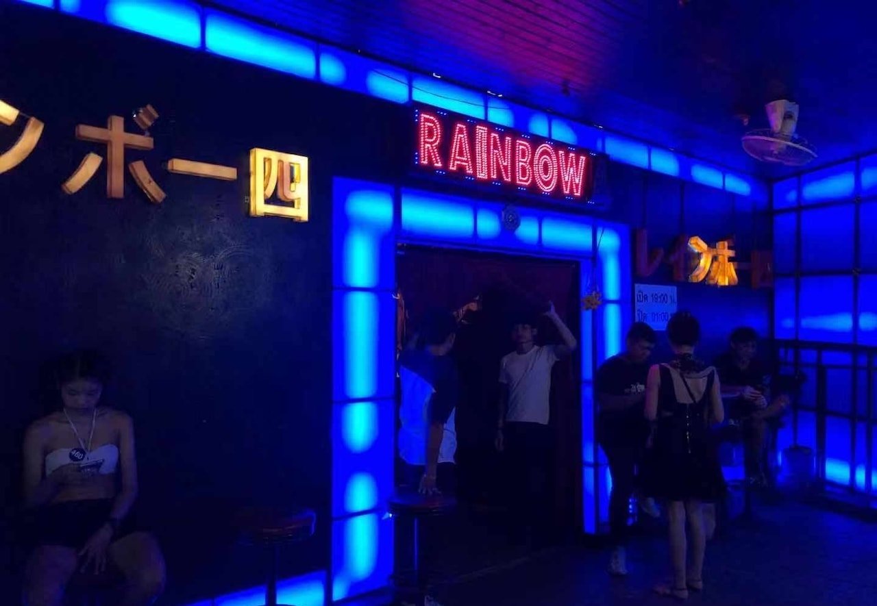 Rainbow 5 en Nana Plaza: Las chicas más calientes de la Plaza