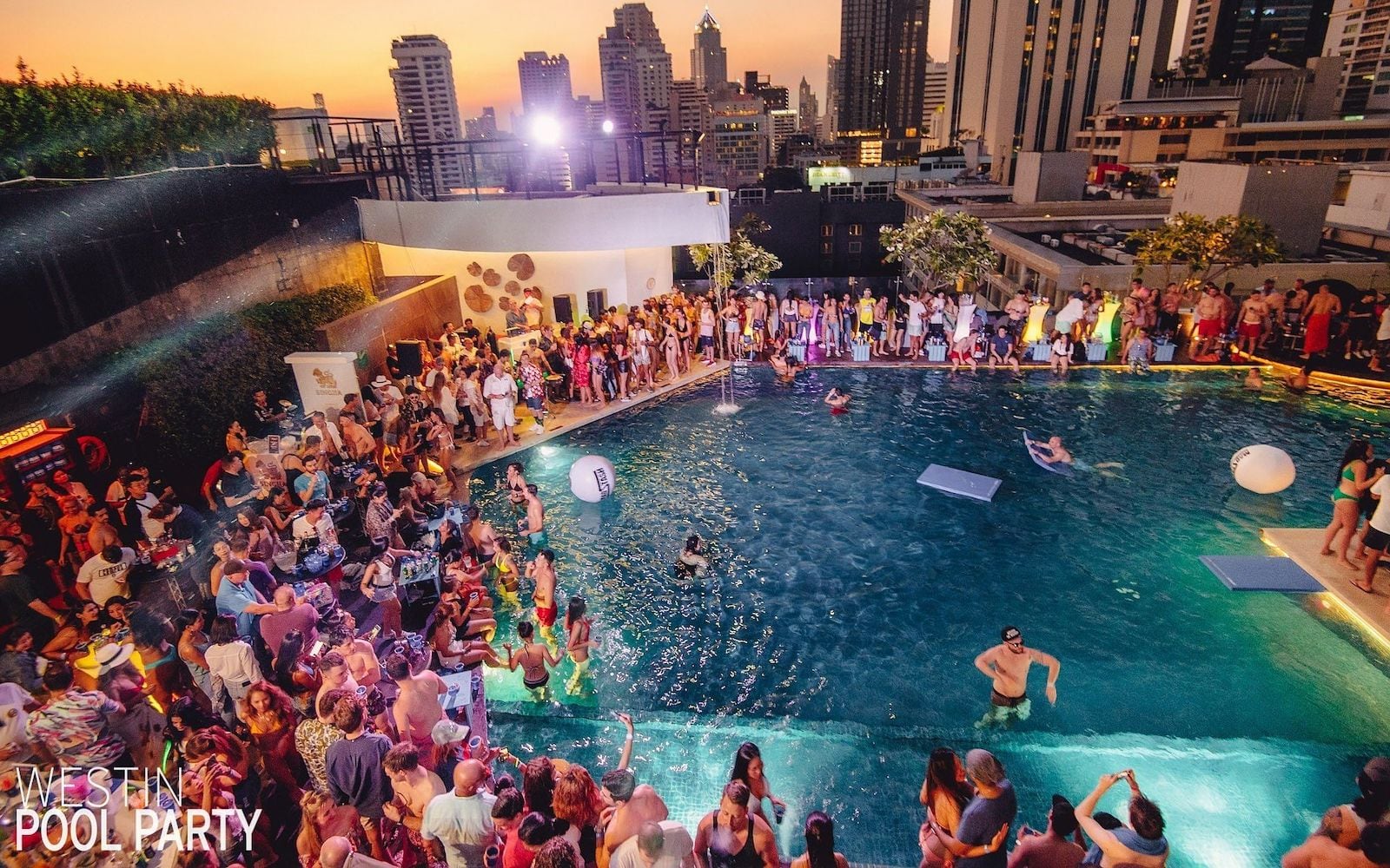 Fiesta en la piscina de Westin en Westin Grande Sukhumvit