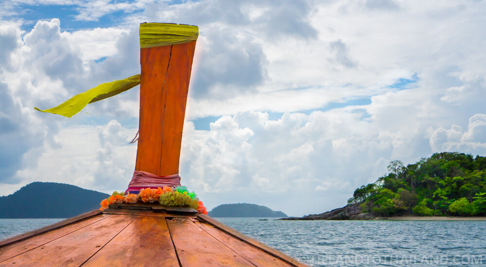 Bebiendo cocos y haciendo snorkel en la isla Koh Bon, Phuket Bebiendo cocos y haciendo snorkel en la isla Koh Bon, Phuket