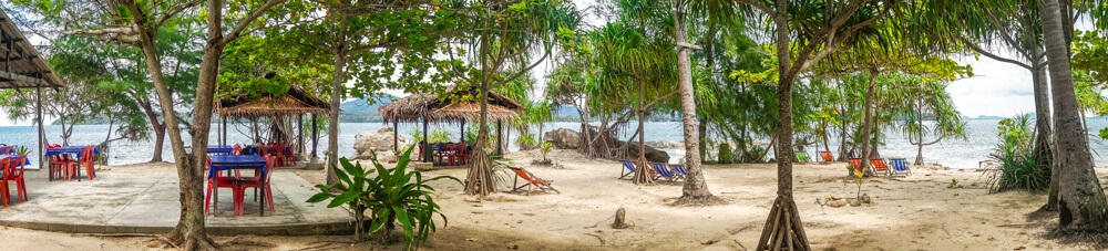 Bebiendo cocos y haciendo snorkel en la isla Koh Bon, Phuket Bebiendo cocos y haciendo snorkel en la isla Koh Bon, Phuket