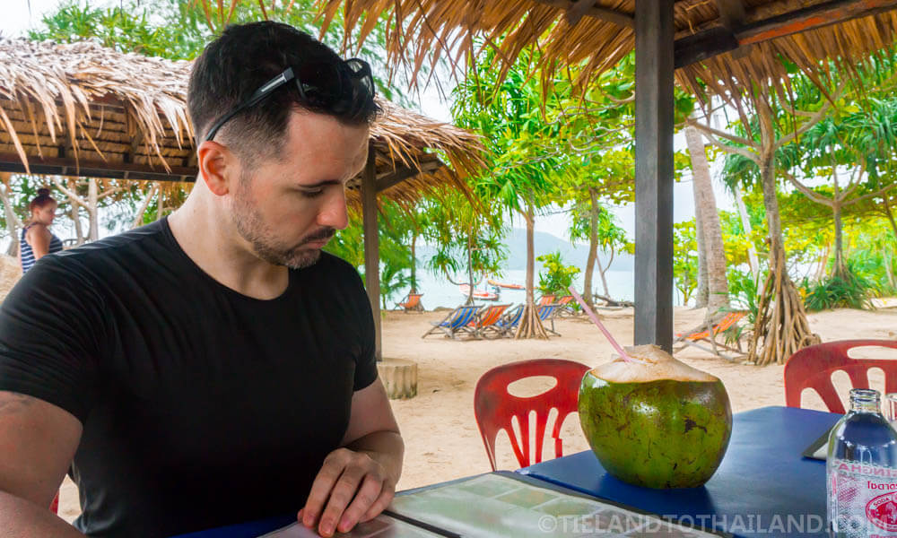 Bebiendo cocos y haciendo snorkel en la isla Koh Bon, Phuket Bebiendo cocos y haciendo snorkel en la isla Koh Bon, Phuket
