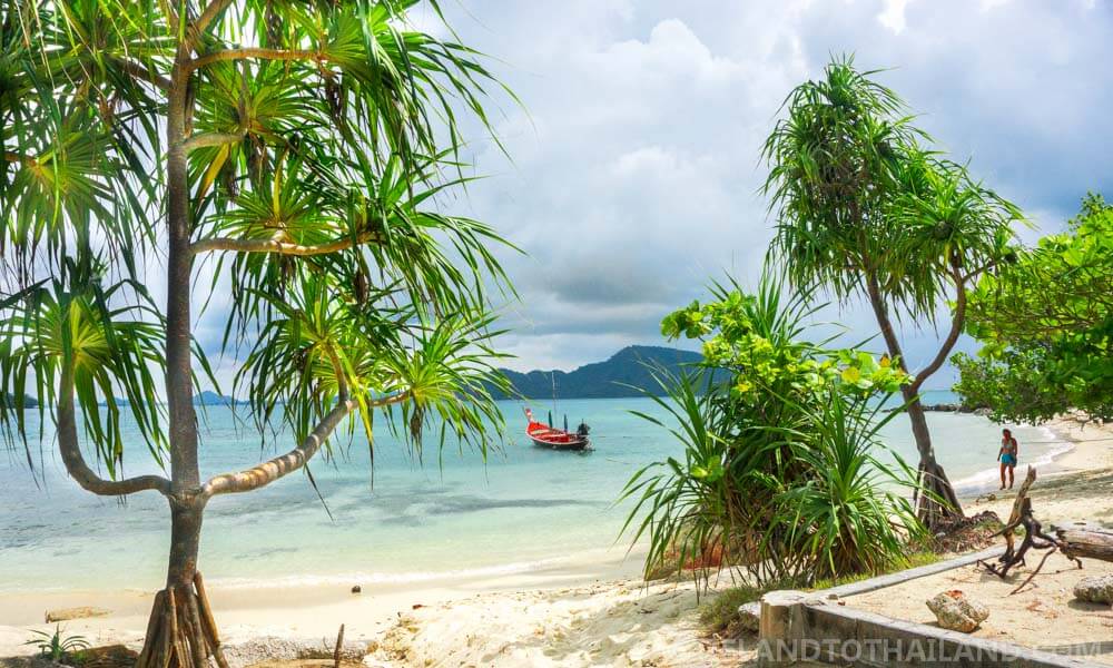 Bebiendo cocos y haciendo snorkel en la isla Koh Bon, Phuket Bebiendo cocos y haciendo snorkel en la isla Koh Bon, Phuket