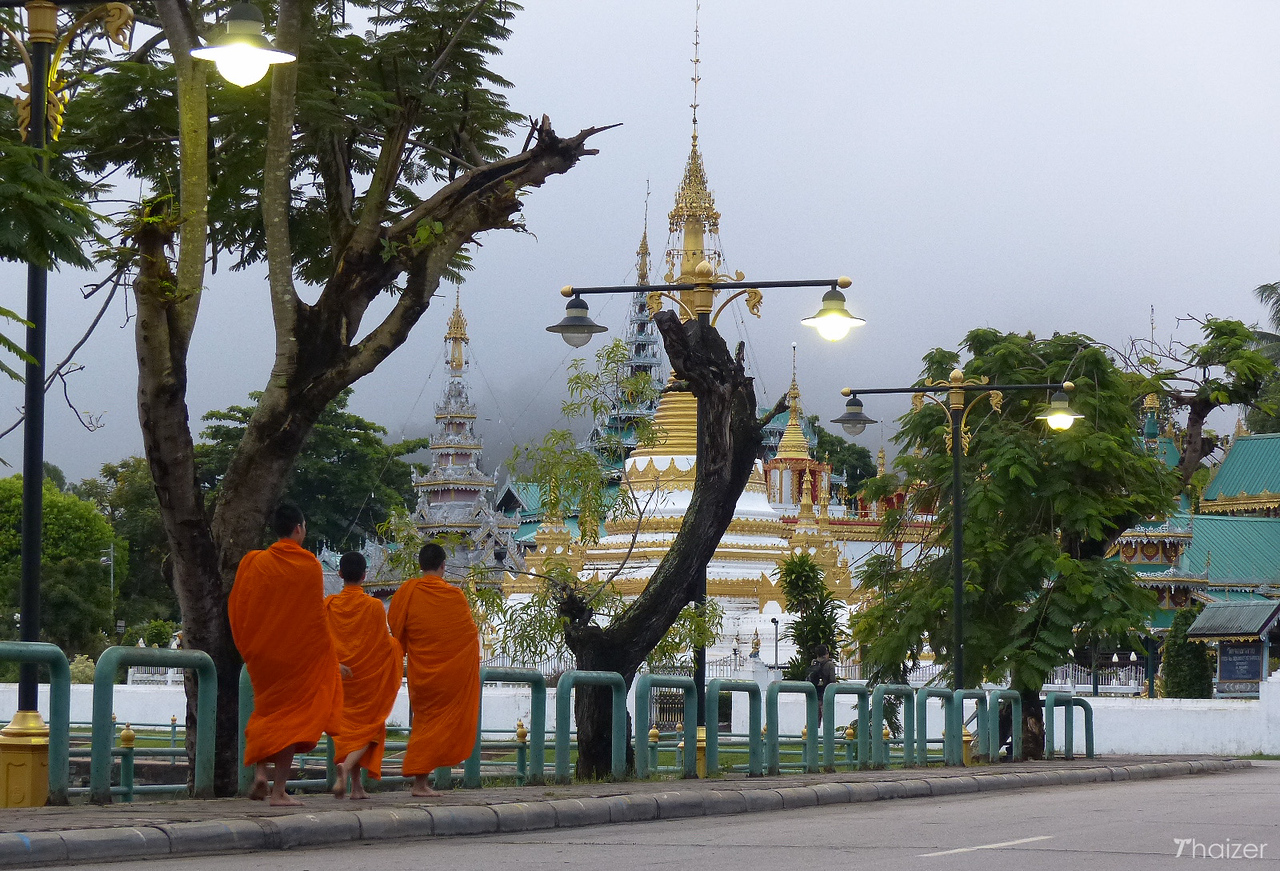 Templo junto al lago, Mae Hong Son (Wat Chong Kham y Wat Chong Klang)