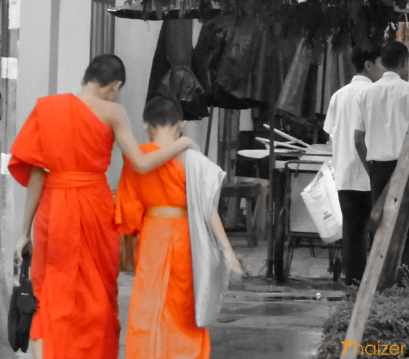 Amigos se toman de la mano Amigos se toman de la mano