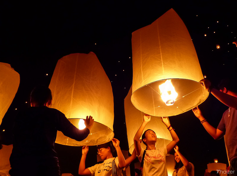Lanzamiento masivo de la linterna del cielo en Mae Jo, Chiang Mai.