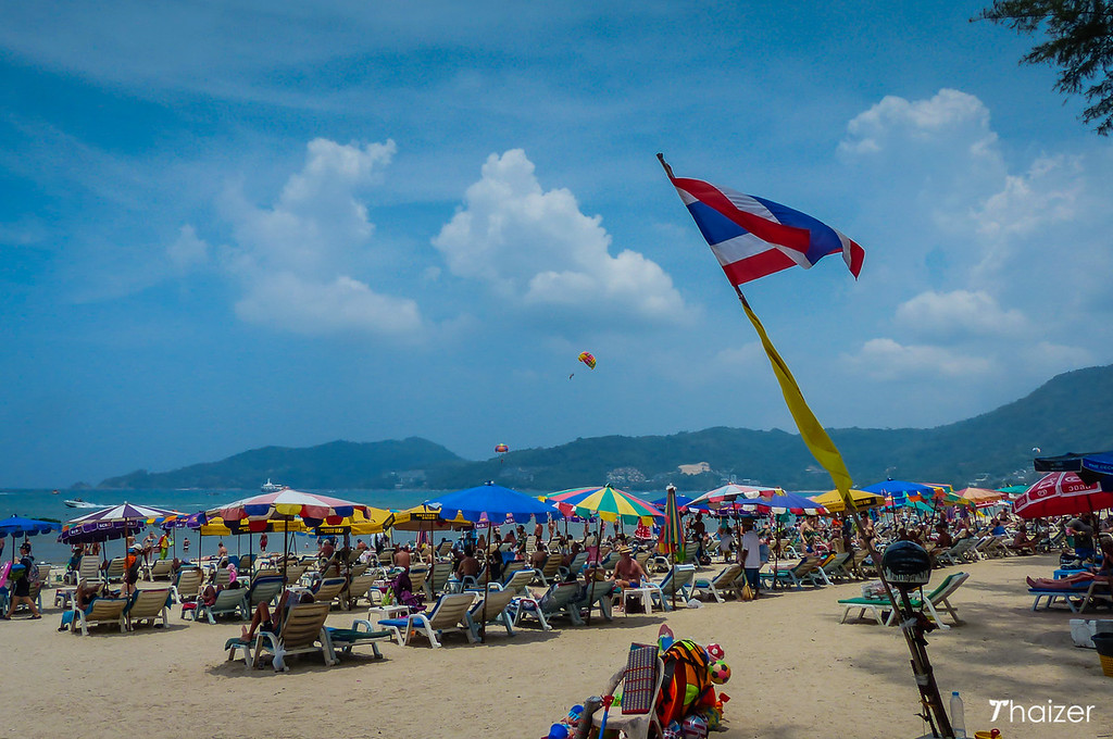 Vuelven las tumbonas y sombrillas a las playas de Phuket