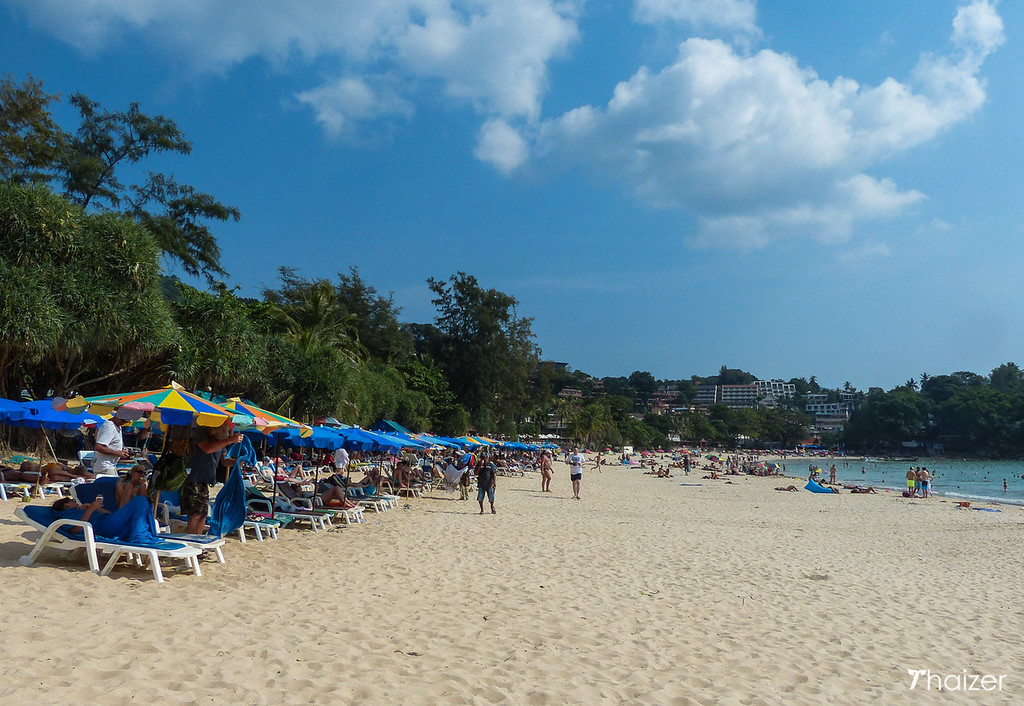 Vuelven las tumbonas y sombrillas a las playas de Phuket