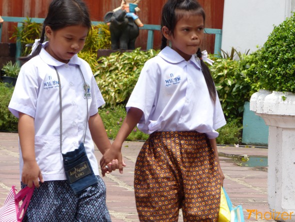 Amigos se toman de la mano Amigos se toman de la mano