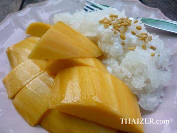 Mango con arroz pegajoso y batidos de mango