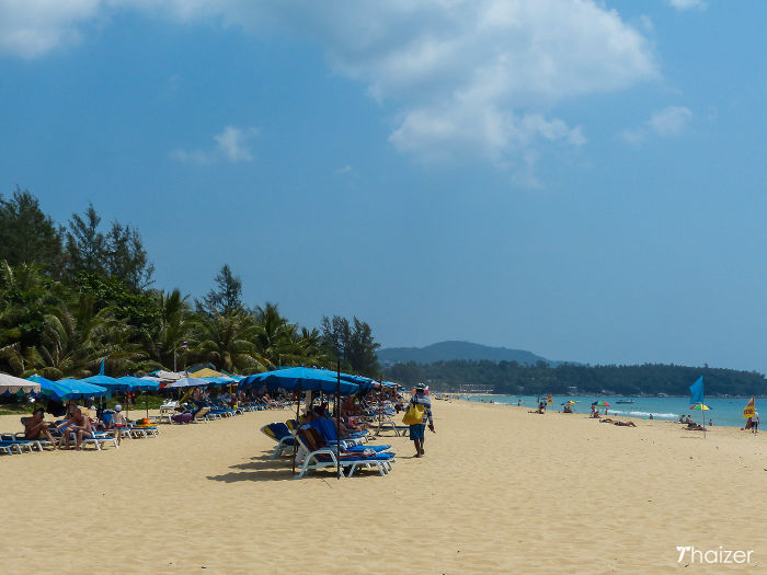 Vuelven las tumbonas y sombrillas a las playas de Phuket