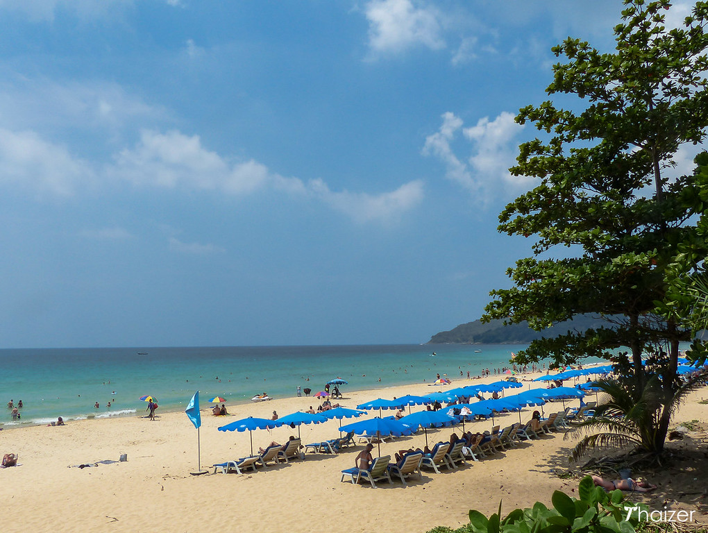 Vuelven las tumbonas y sombrillas a las playas de Phuket