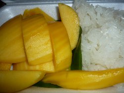 Mango con arroz pegajoso y batidos de mango